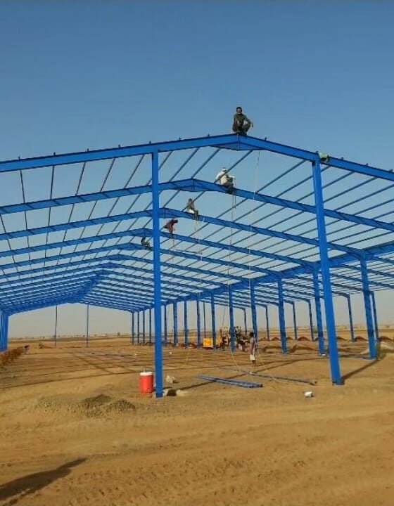 مقاولات هناجر بالرياض — تصنيع وتركيب بجودة هندسية عالية إذا كنت تبحث عن مقاول هناجر بالرياض ينفّذ المشاريع الصناعية والتجارية والزراعية وفق الأكواد والمعايير، فأنت في المكان الصحيح. نقدم خدمة شاملة: تصميم إنشائي + توريد + تصنيع + تركيب + عزل حراري وصوتي + أرضيات خرسانية + بوابات رول.